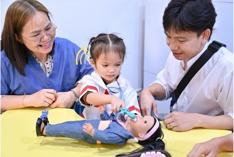 การฟัง และ ภาษา คือกระบวนการบำบัดฟื้นฟูภาษา ผ่านการฟัง แบบตัวต่อตัว เพื่อการพัฒนาการด้านการฟัง ด้วยความร่วมมืออย่างใกล้ชิด ระหว่างครอบครัวกับนักฝึกพูดผ่านการฟัง โดยมีจุดมุ่งหมายในการใช้ภาษาพูดให้ได้เหมาะสมกับวัย รวมถึงการเข้าร่วมในสังคมได้อย่างเป็นปกติสุขตลอดไป แนวการบำบัดทางการพูดผ่านการฟัง เป็นแนวทางการใช้ครอบครัวเป็นศูนย์กลางในการมอบโอกาสให้ผู้ที่มีความบกพร่องทางการได้ยิน (ทั้งเด็ก และ ผู้ใหญ่) เรียนรู้ที่จะฟัง เพื่อให้เสียง ไปกระตุ้นสมองในส่วนของการฟัง จนสามารถเชื่อมโยงการฟังนั้นกับความเข้าใจ และสามารถตอบโต้กลับมาได้อย่างเหมาะสม